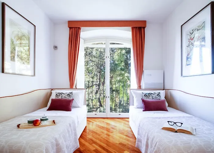 Luxe Escape, Finestra Su Portofino *